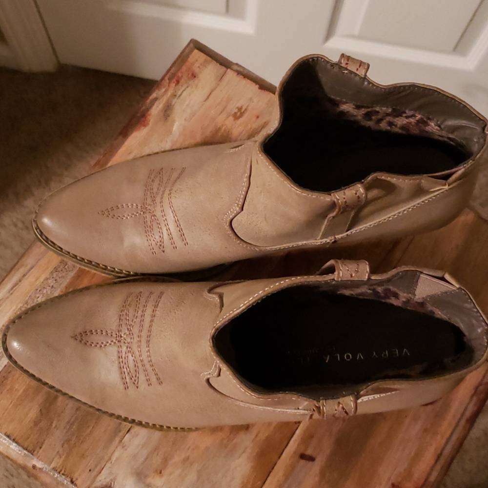 Size 9 booties - Picture 3 of 3